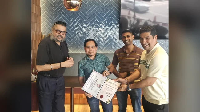 Mr. Mohd Fadhli Zil Ikhram receiving his ILSSI Lean Six Sigma Green Belt certificate at the MBizM Gathering Ceremony