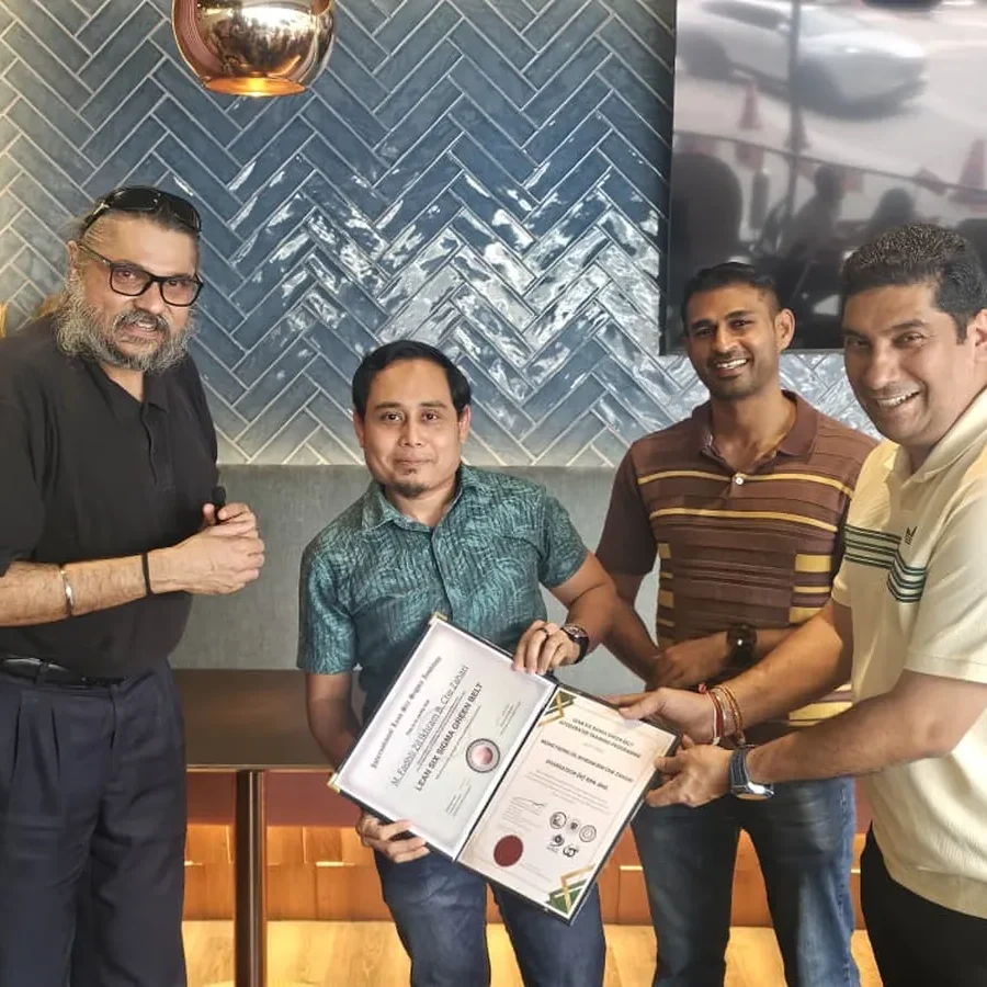 Mr. Mohd Fadhli Zil Ikhram receiving his ILSSI Lean Six Sigma Green Belt certificate at the MBizM Gathering Ceremony